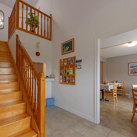 Auberge Doucet Inn Chéticamp Екстериор снимка