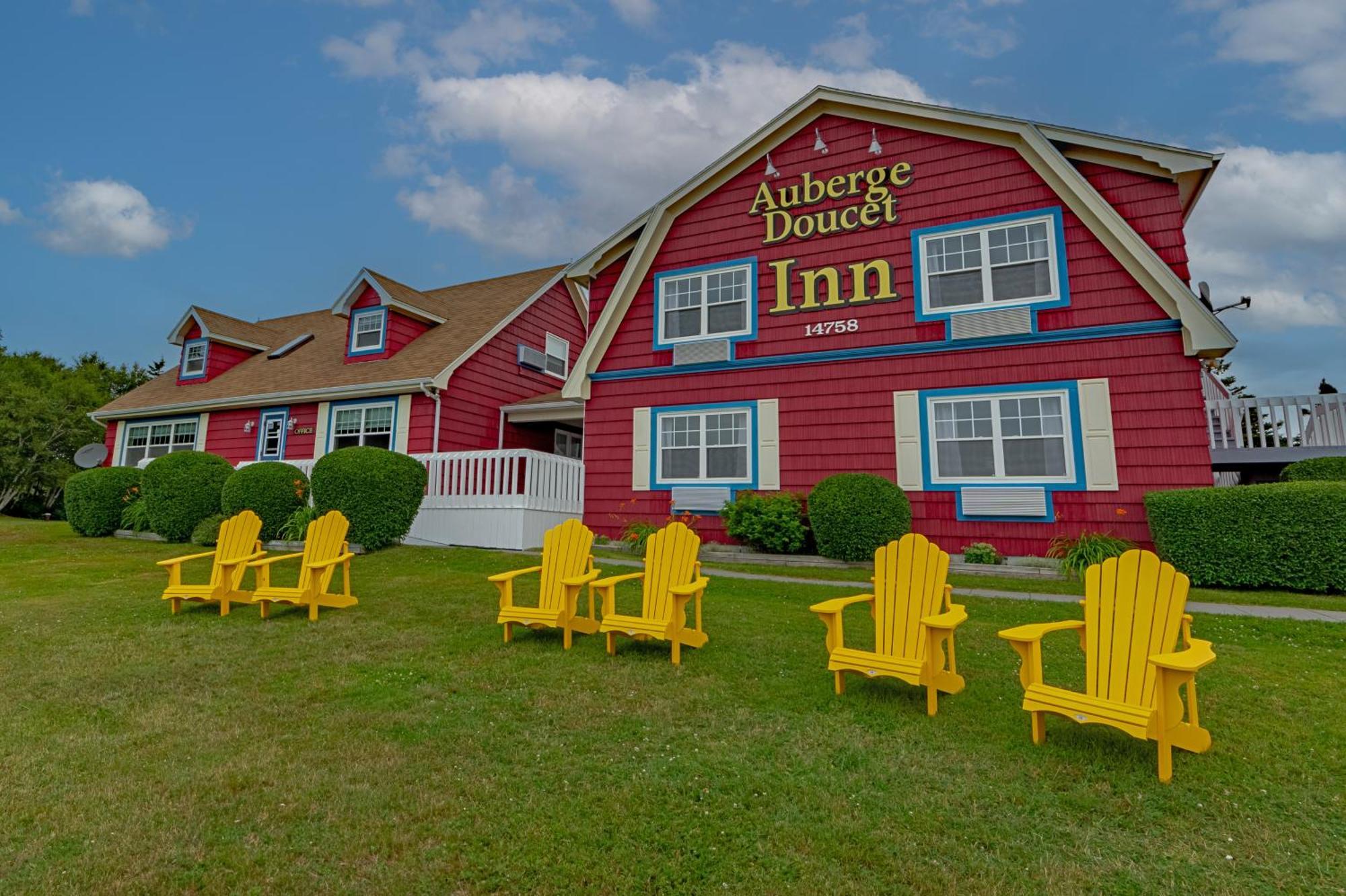 Auberge Doucet Inn Chéticamp Екстериор снимка