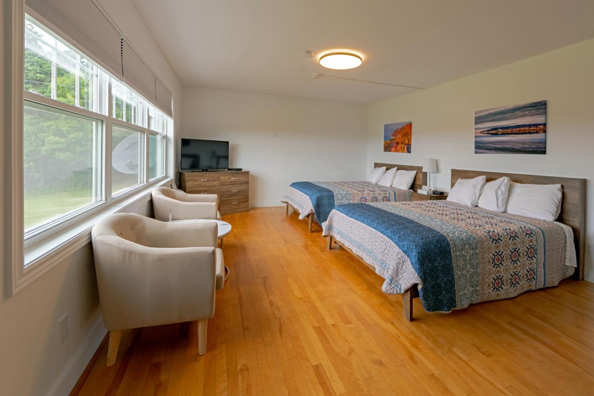 Auberge Doucet Inn Chéticamp Екстериор снимка
