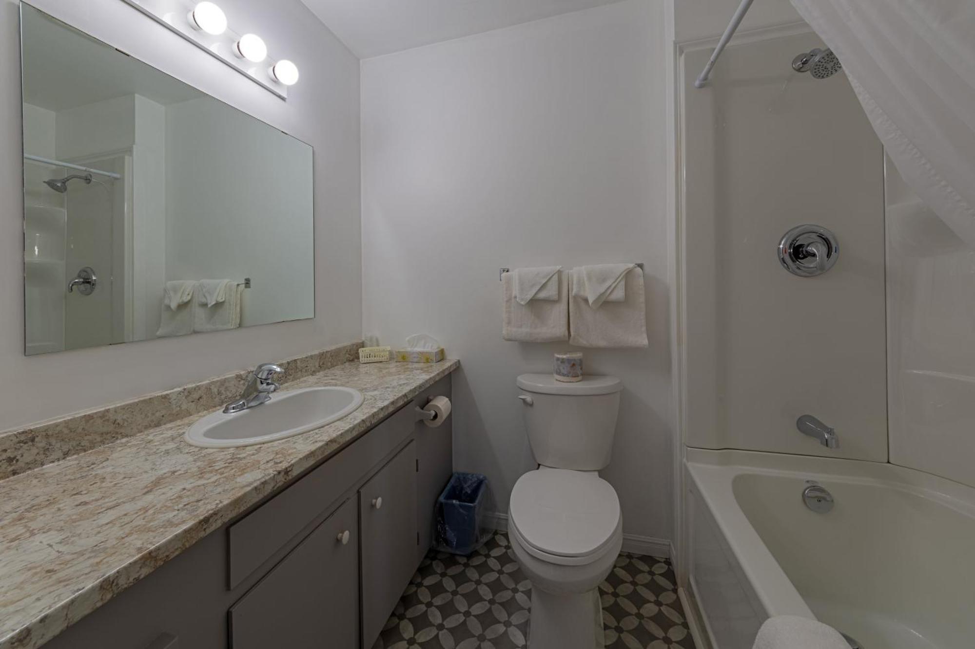 Auberge Doucet Inn Chéticamp Екстериор снимка