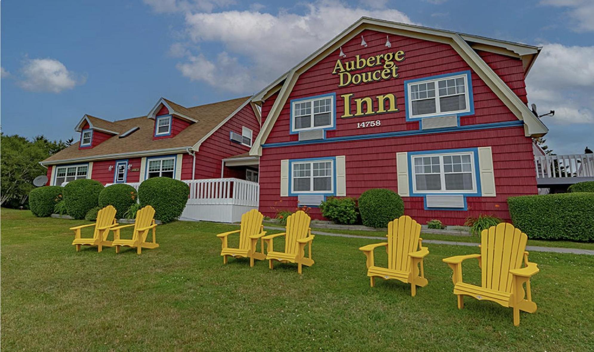 Auberge Doucet Inn Chéticamp Екстериор снимка