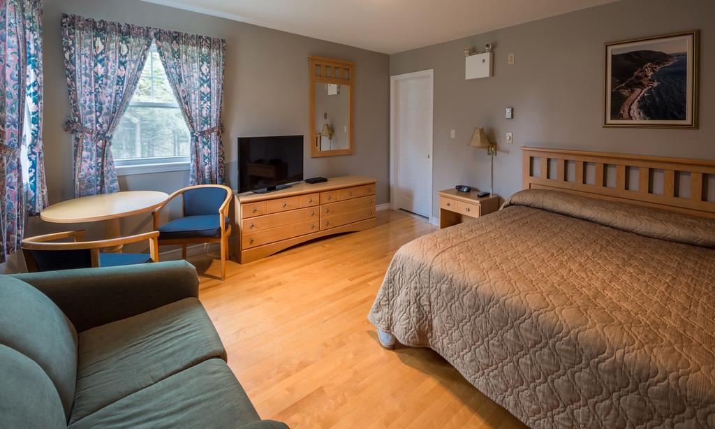 Auberge Doucet Inn Chéticamp Екстериор снимка