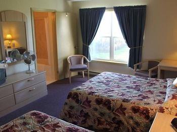 Auberge Doucet Inn Chéticamp Екстериор снимка